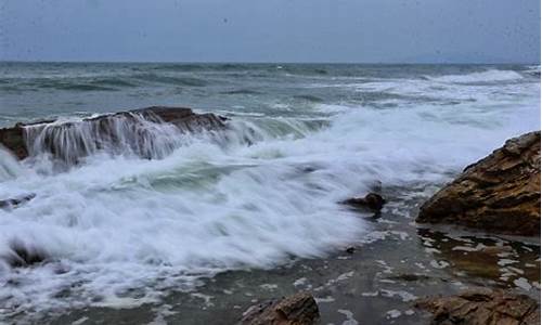 乱石穿空惊涛拍岸卷起千堆雪在写景方面有什么特点_乱石穿空惊涛拍岸卷起千堆雪修辞手法